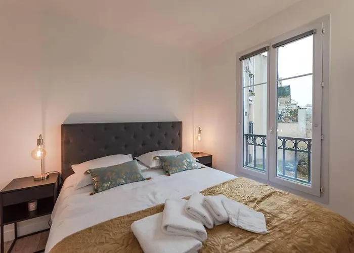 Arty Paris Apartment Disneyland